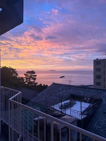 夕刻の海と屋上の色彩