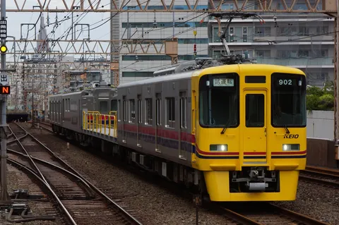 鉄路を駆ける、希望の黄色。