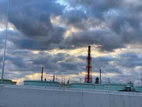 工場の静寂、光と影のコントラスト