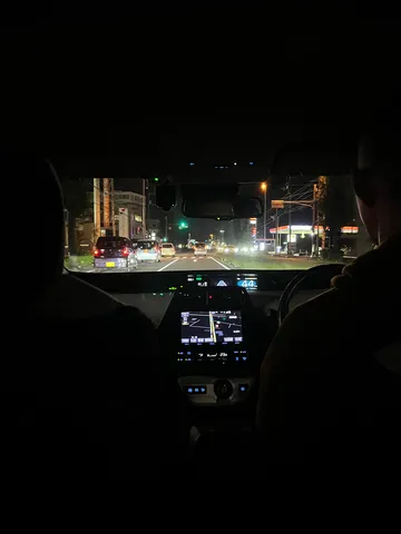 夜の車窓に映る街の光景