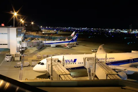夜の空港に灯る静かな線