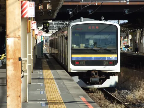 日差し浴びる成田線ホーム