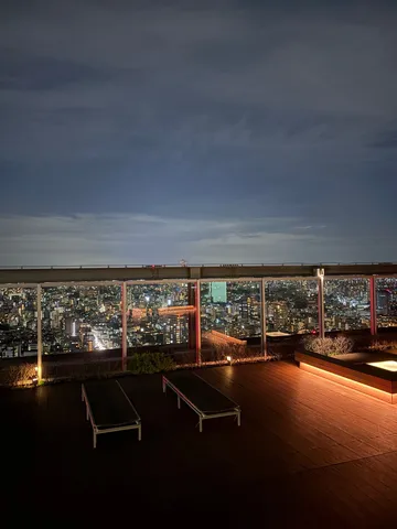 都会の夜、煌めくデッキ