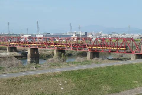 宇治川橋梁を渡る京阪8000系