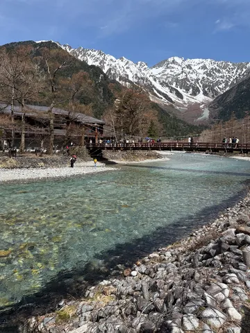春の息吹、雪解けの山と清流