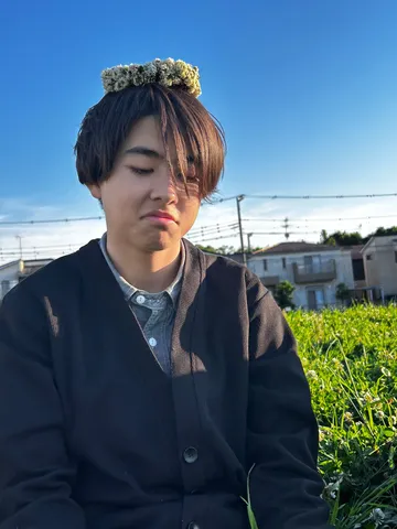 青空と草原の静かな詩
