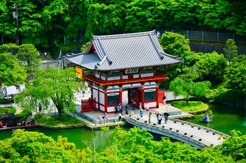 新緑に映える朱色の楼門