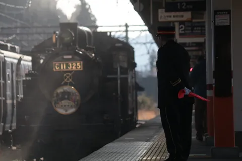 駅員さんの合図、蒸気機関車が動き出す瞬間