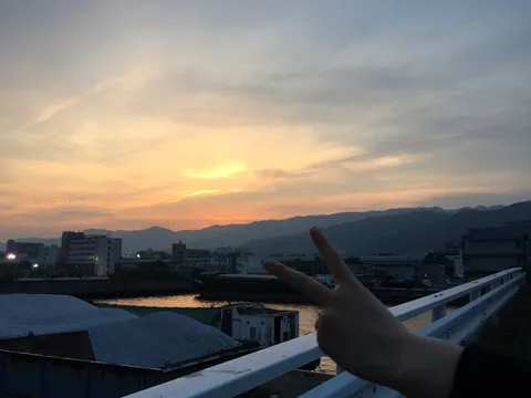 夕暮れのピースサイン
