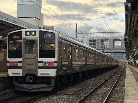 夕暮れ駅の長い編成