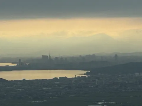 黄昏の水面と遠景の影