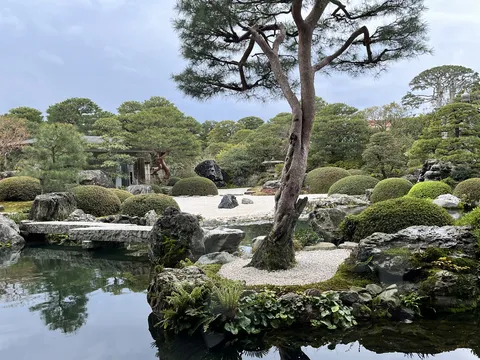 静寂を湛える庭園の一角