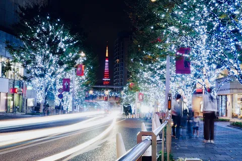 光が舞う、夜の都会ランウェイ