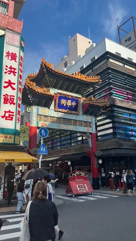 華やかな門と街の彩り