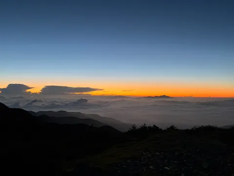 雲海と空のグラデーション、山頂からの絶景