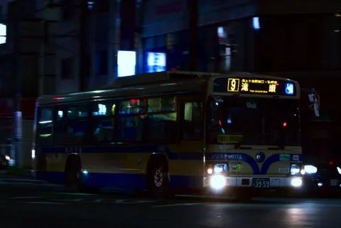 夜の路線バスが描く街角