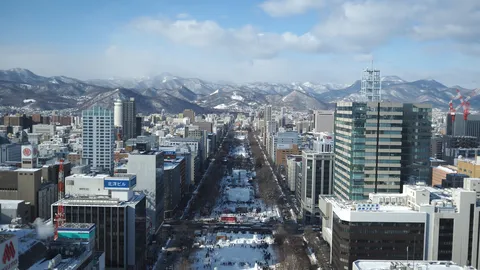 冬の街並み、雪と空のコントラスト