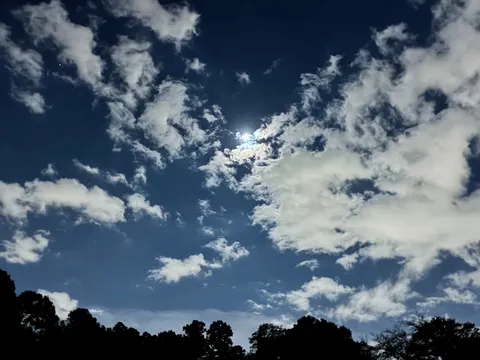雲間に光る夏の青
