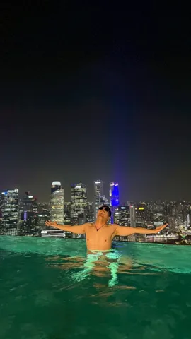 水面に広がる夜の解放感