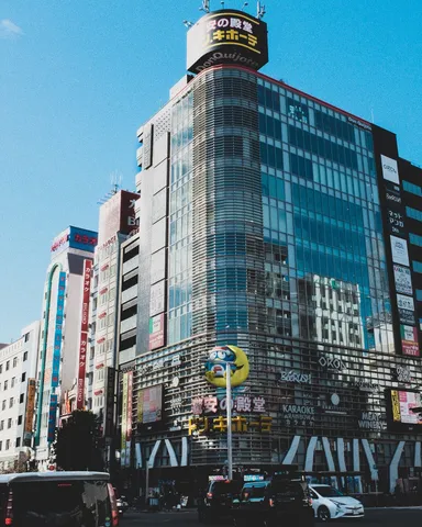 ネオンと空のコントラスト、東京の日常