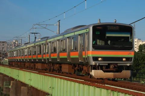 緑の鉄橋を駆ける銀色の電車