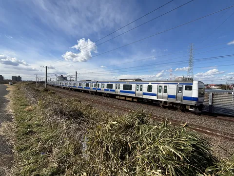 青空の下、線路を駆ける列車
