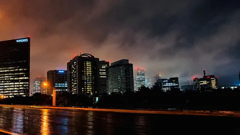 雨夜の都会の灯り