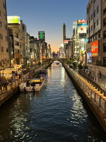 宵闇を彩る川沿いの灯り