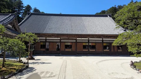 静寂に包まれる古刹の石庭