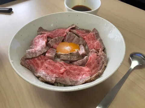 とろける牛肉と卵黄の贅沢丼