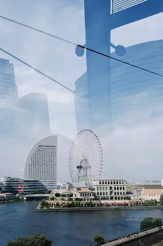 水面に映る都会の風景