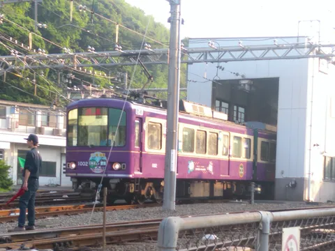 紫の列車と夏の線路