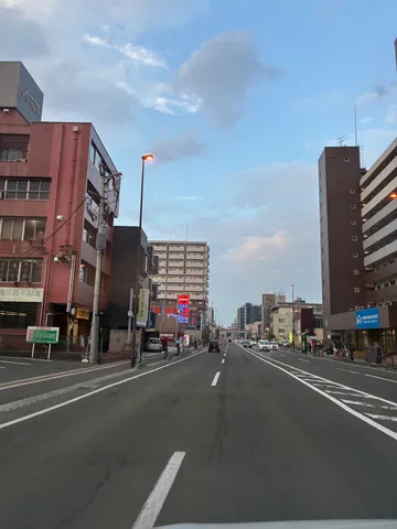 夕暮れの街並み、ドライブの始まり