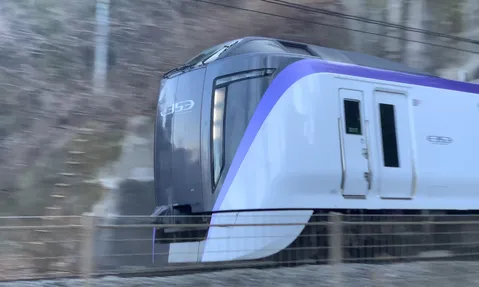 疾走する特急E353系