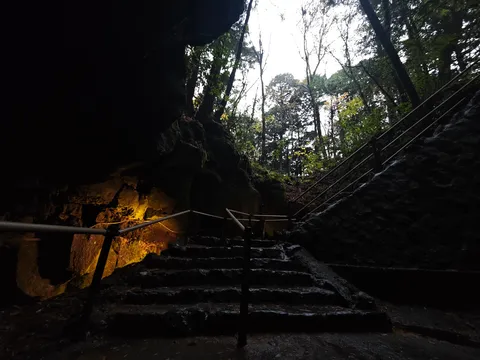 洞窟の階段に灯る外光