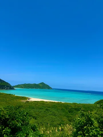 エメラルドの楽園、碧い空と海