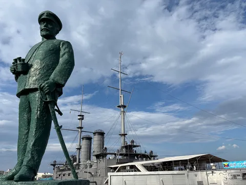 見守る像と港の軍艦