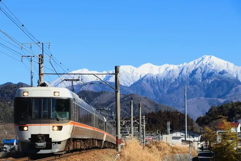 雄大な雪山と疾走する特急列車
