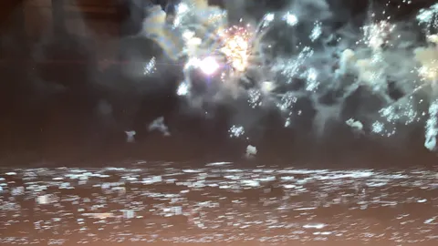 夜空と水面の花火印象