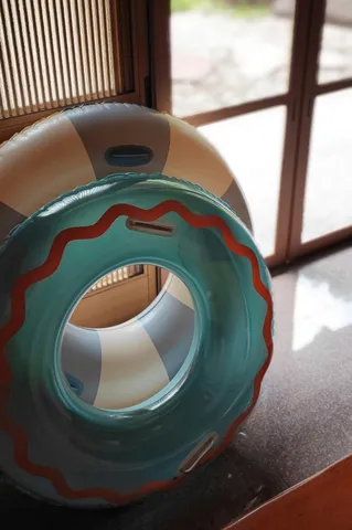 浮き輪が作る夏の一コマ