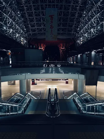 夜の駅エスカレーターの光景