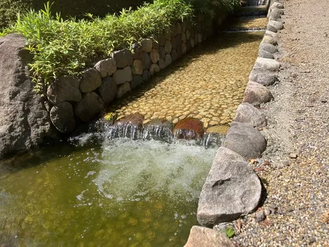 水音と石畳の静かな流れ