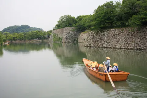 静謐な水面をゆく、古都の舟旅
