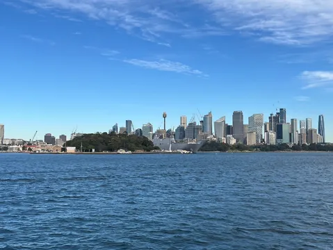 青い空と水辺の都市景観
