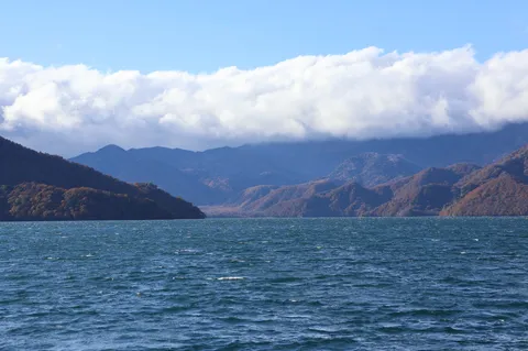 青い湖と山々の秋景色
