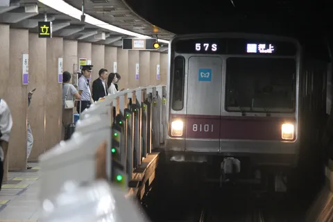 構内へ滑り込む地下鉄