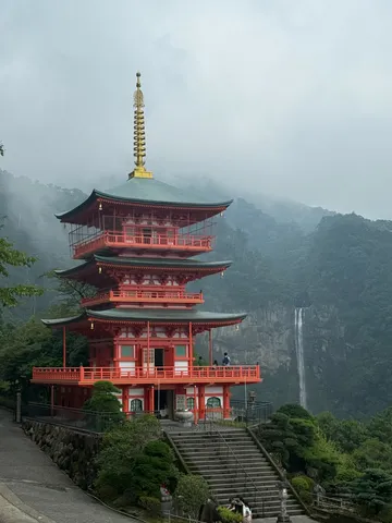 霧に霞む、朱色の多宝塔と滝