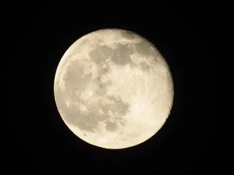 夜空に浮かぶ月の表情