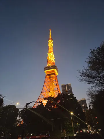 都会の夜空に灯る、オレンジ色の輝き