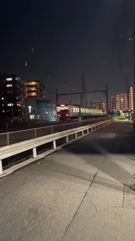 夜の街を疾走する光の列車
